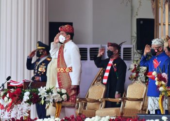 Presiden Jokowi Pimpin Upacara Pengibaran Sang Saka Merah Putih di Istana