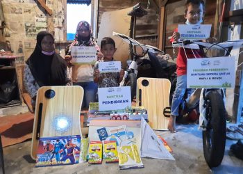 Senyum Bahagia Rafly Dan Keluarga Saat Mendapat Bantuan Pendidikan Dari Rumah Yatim