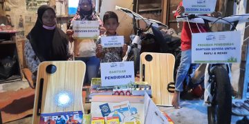 Senyum Bahagia Rafly Dan Keluarga Saat Mendapat Bantuan Pendidikan Dari Rumah Yatim