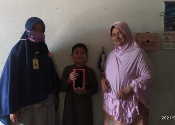 LAZISMU Pekanbaru Berikan Telepon Selular untuk Siswa Belajar Daring