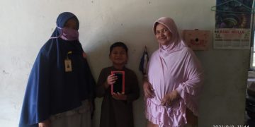LAZISMU Pekanbaru Berikan Telepon Selular untuk Siswa Belajar Daring