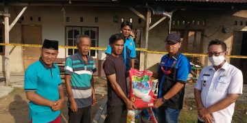 Ketua Karang Taruna Ceria Sialangrampai Bantu Warga yang Rumahnya Terbakar