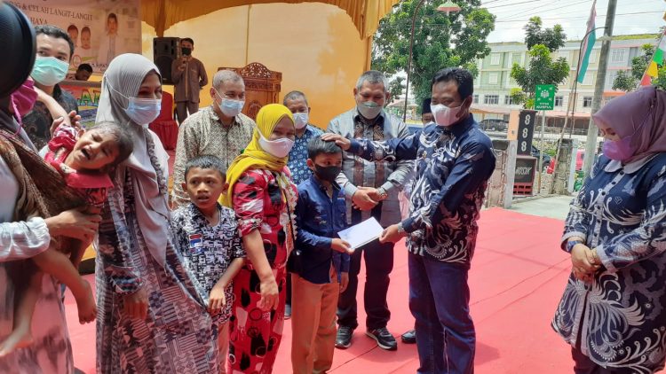 Bupati Rohil Kunjungi Pasien RS Cahaya Ujung Tanjung