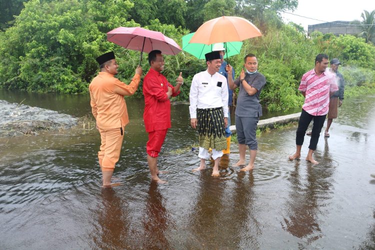 Cek Langsung Kondisi Banjir, Bupati Rohil : Seluruh Kanal Akan Kita Normalisasi