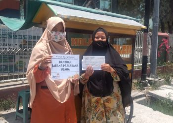 LAZISMU Pekanbaru Perbaiki Gerobak Penjual Pisang Molen yang Sudah Lama Rusak