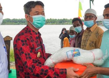 Bupati Rohil Bagikan Perahu Mesin Kepala Nelayan Jumrah