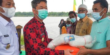 Bupati Rohil Bagikan Perahu Mesin Kepala Nelayan Jumrah