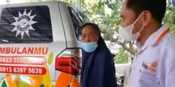 Mbah Tuginem 86 tahun, Relakan Tabungannya Bantu LAZISMU Beli Ambulance