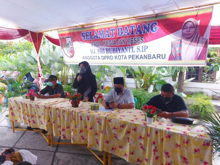 Hj. Sri Rubiyanti S.Ip pada masa Resesnya Himpun Masukan dan Kebutuhan Masyarakat.