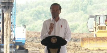 Jokowi Resmikan Pabrik Baterai, Nih Saham Nikel Potensi Cuan !