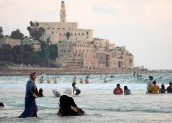 Pengunjung menikmati pantai Laut Tengah di Tel Aviv, Israel, Senin (3/8). Foto: Amir Cohen/REUTERS