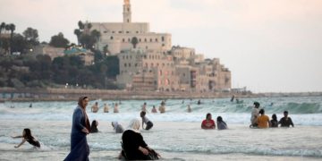 Pengunjung menikmati pantai Laut Tengah di Tel Aviv, Israel, Senin (3/8). Foto: Amir Cohen/REUTERS