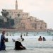 Pengunjung menikmati pantai Laut Tengah di Tel Aviv, Israel, Senin (3/8). Foto: Amir Cohen/REUTERS