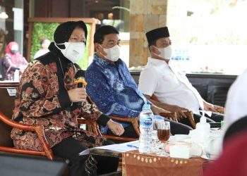 Minta Bank Antarkan Bansos ke Daerah Terpencil, Risma : Kasihan Mereka, Bisa Empat Jam Harus Lewati Sungai