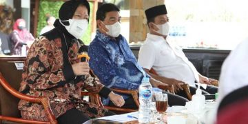 Minta Bank Antarkan Bansos ke Daerah Terpencil, Risma : Kasihan Mereka, Bisa Empat Jam Harus Lewati Sungai