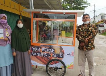 Berkat LAZISMU Pekanbaru Pedagang Bunga Banting Stir Menjadi Pedagang Roti Bakar
