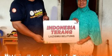Wujudkan Indonesia Terang, LAZISMU Belitung Bantu Nek Hamijah Terangi Rumahnya