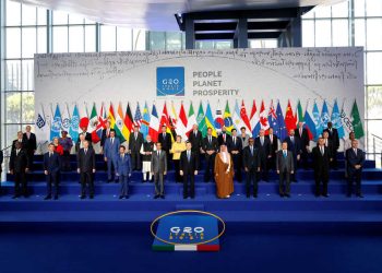 Jokowi Berada di Barisan Depan Tengah Saat Foto Bersama dengan Para Pemimpin Negara Anggota G20