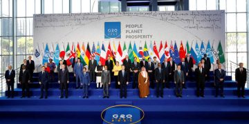 Jokowi Berada di Barisan Depan Tengah Saat Foto Bersama dengan Para Pemimpin Negara Anggota G20