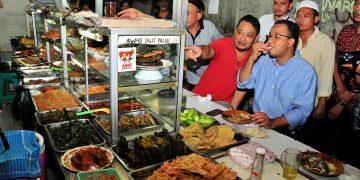 Viral, Pemilik Warteg di Pasar Pramuka Tekor Usai Dikunjungi Gubernur Anies Baswedan