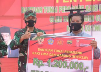 Danrem 031 Wira Bima Serahkan Bantuan Tunai 1,2 Juta Untuk 5000 PKL dan Warung di Pekanbaru