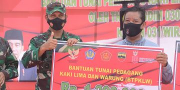 Danrem 031 Wira Bima Serahkan Bantuan Tunai 1,2 Juta Untuk 5000 PKL dan Warung di Pekanbaru