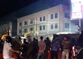 Pembongkaran Lapak Pedagang Sampai Larut Malam, Puluhan Truk Berjejer Angkut Sampah