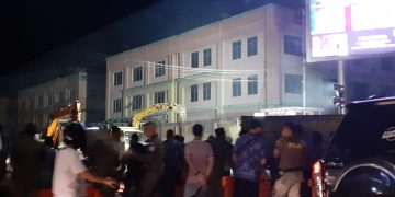 Pembongkaran Lapak Pedagang Sampai Larut Malam, Puluhan Truk Berjejer Angkut Sampah