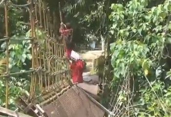 Siswa Bergelantungan di Jembatan Rusak untuk Pergi Sekolah, Pemkab Merangin: Perbaikan Diprioritaskan 2022