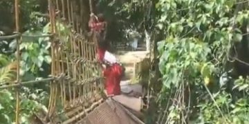 Siswa Bergelantungan di Jembatan Rusak untuk Pergi Sekolah, Pemkab Merangin: Perbaikan Diprioritaskan 2022