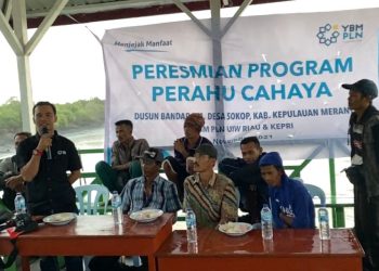 YBM PLN UIW RKR Bantu Perahu untuk Nelayan Dusun Bandara