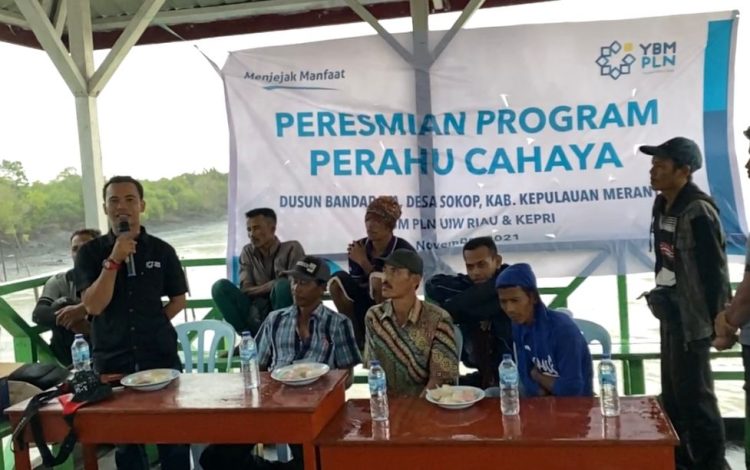 YBM PLN UIW RKR Bantu Perahu untuk Nelayan Dusun Bandara