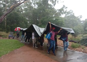 Tak Cukup Payung, Satu Terpal untuk Semua