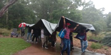 Tak Cukup Payung, Satu Terpal untuk Semua