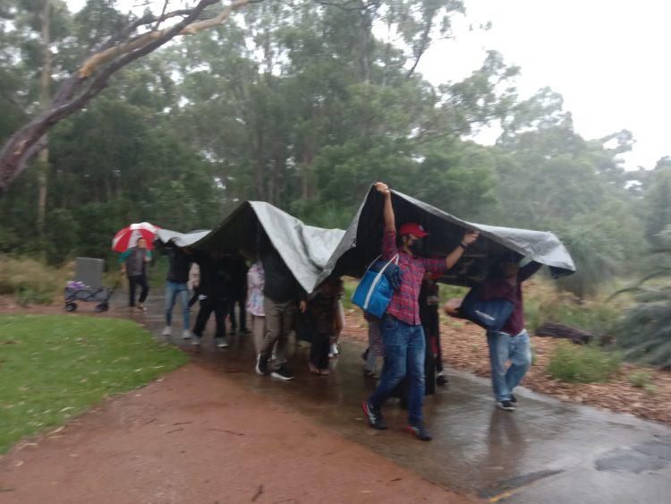 Tak Cukup Payung, Satu Terpal untuk Semua