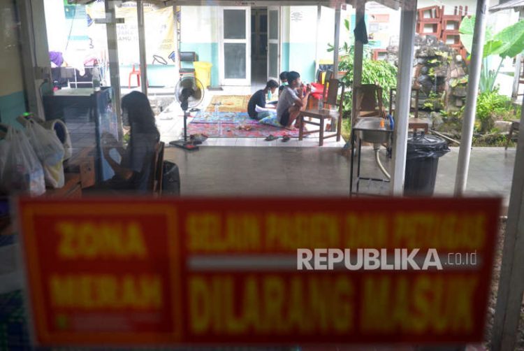 Luhut: Pemerintah akan Longgarkan Karantina Jadi 3 Hari
