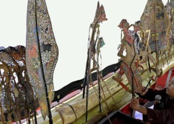Beda Pandangan Ustaz Khalid Basalamah dan Buya Yahya soal Wayang