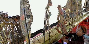 Beda Pandangan Ustaz Khalid Basalamah dan Buya Yahya soal Wayang