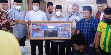 Hadir Sholat Jumat Bersama Warga Minang, Herman Deru Sukses Himpun Dana 65 Jt untuk Masjid BMKM