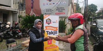 Depan Kantor Baru,  LAZISMU Bagikan Takjil