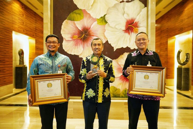 Gubernur Riau Borong Anugerah Adinata Syari’ah 2022