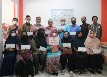 LAZISMU Pekanbaru pada Program Guru Taguh Salurkan Bantuan untuk Guru Honorer