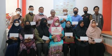 LAZISMU Pekanbaru pada Program Guru Taguh Salurkan Bantuan untuk Guru Honorer