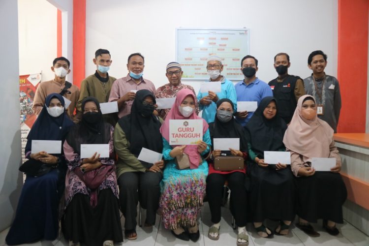 LAZISMU Pekanbaru pada Program Guru Taguh Salurkan Bantuan untuk Guru Honorer