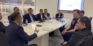 Elon Musk Bertemu Menteri Luhut Cs yang Berjas, Cuma Pakai Kaus ! Prediksi Harganya di Ratusan Ribu Rupiah Aja lho