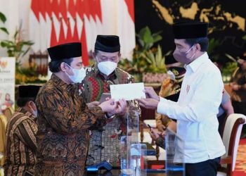 Momen Presiden dan Wapres Serahkan Zakat Lewat Baznas
