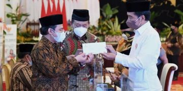 Momen Presiden dan Wapres Serahkan Zakat Lewat Baznas
