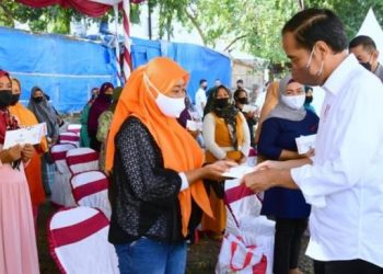 Serahkan Bansos di Pasar Harjamukti Cirebon, Jokowi : Buat Modal Usaha, Jangan Beli HP