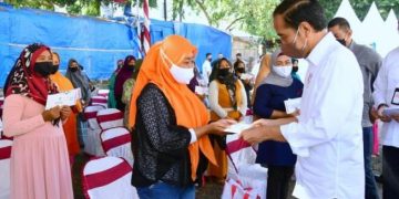 Serahkan Bansos di Pasar Harjamukti Cirebon, Jokowi : Buat Modal Usaha, Jangan Beli HP