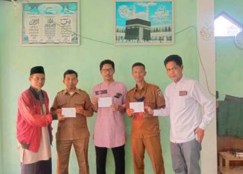 Lima Orang Mubaligh dan Guru Terima Bantuan Uang Tunai dari LAZISMU Pelalawan